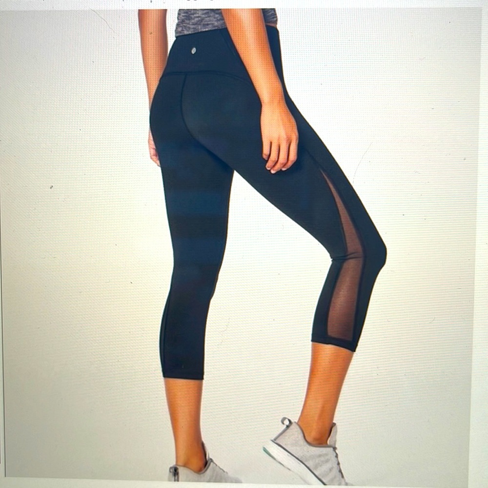 Lululemon Black Cropped Leggings with Mesh size 6
